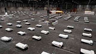 Las camas para los pacientes de COVID-19 se colocan en el centro de convenciones IFEMA en Madrid, España, el sábado 21 de marzo de 2020.