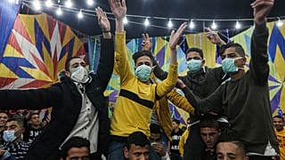 شاهد: فلسطينيون يرقصون بالأقنعة الواقية في حفل زفاف بغزة والسلطات تغلق صالات الأفراح