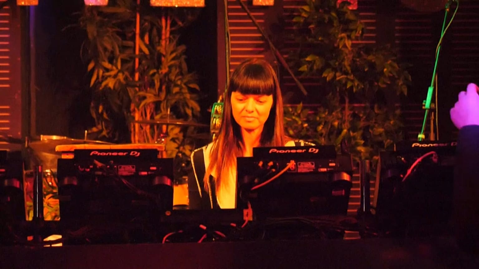 Berlin: DJ`'s allein zu Haus  - Aber online bei Ihnen 