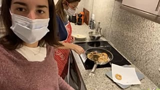 Paula, una enfermera infectada con coronavirus junto a su madre cocinando