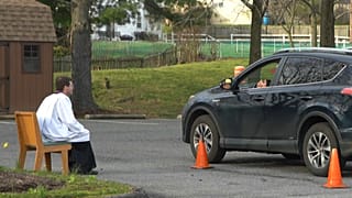 Coronavirus-Krise: Blumen per Drohne - Beichten im Auto