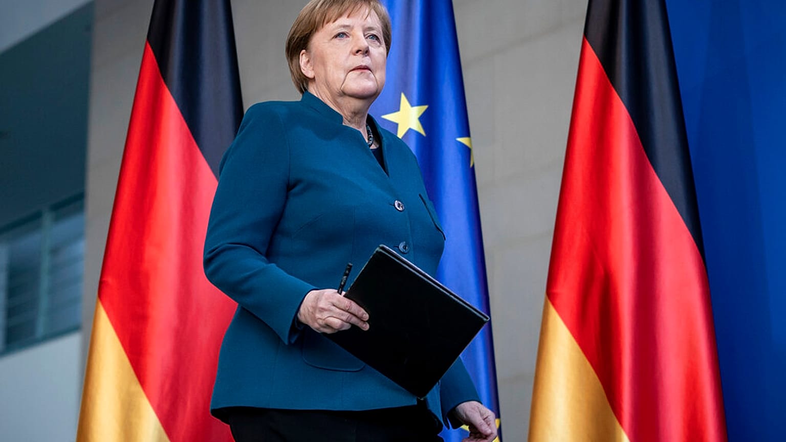Almanya Başbakanı Angela Merkel 65 yaşında olması sebebiyle koronavirüs salgınında risk grubuna giriyor.