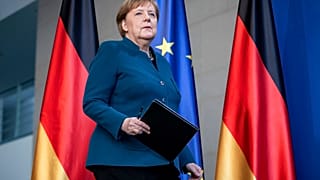 Almanya Başbakanı Angela Merkel 65 yaşında olması sebebiyle koronavirüs salgınında risk grubuna giriyor.
