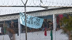 Los reclusos muestran un cartel que dice "Más de 30 muertos" en la cárcel La Modelo de Bogotá, Colombia.