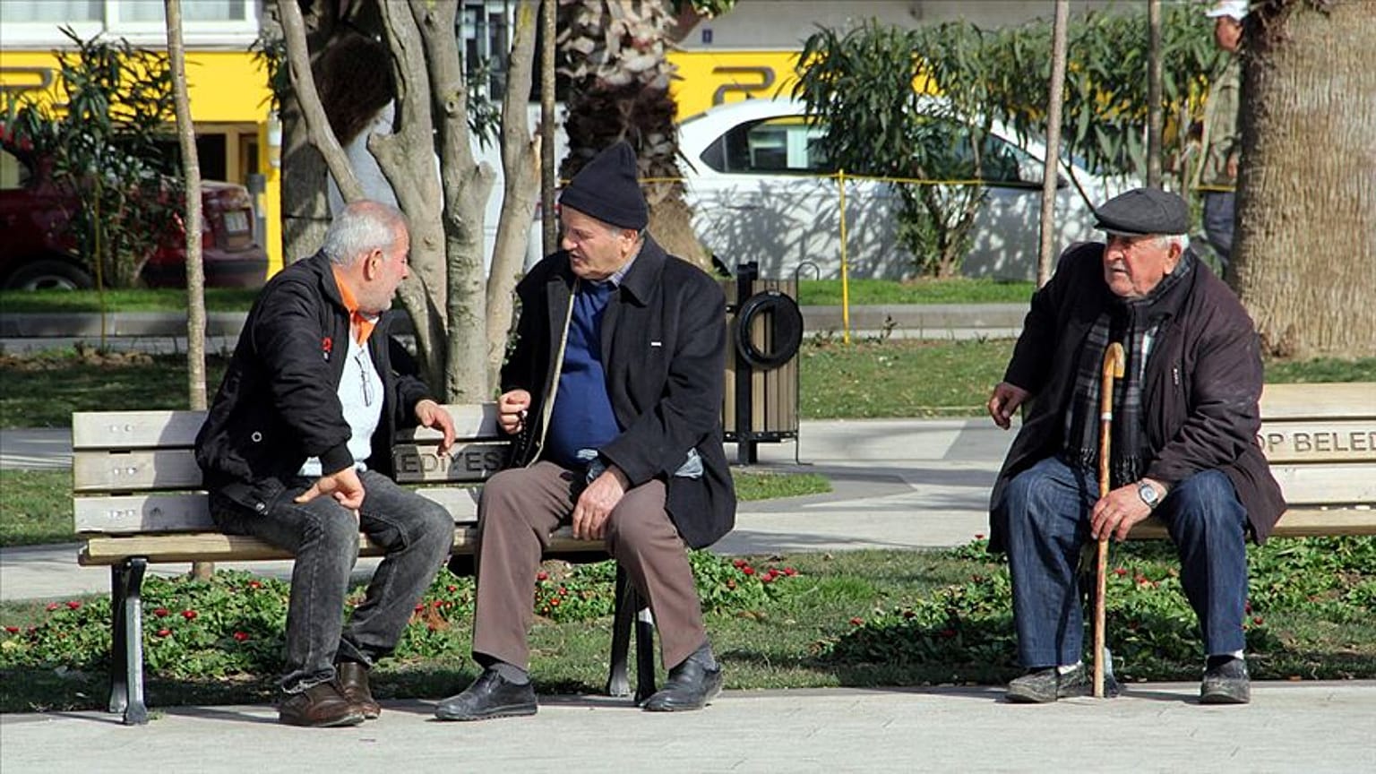 65 yaş üstüne sokağa çıkma yasağı sonrası yaş ayrımcılığı; uzmanlar ne diyor?