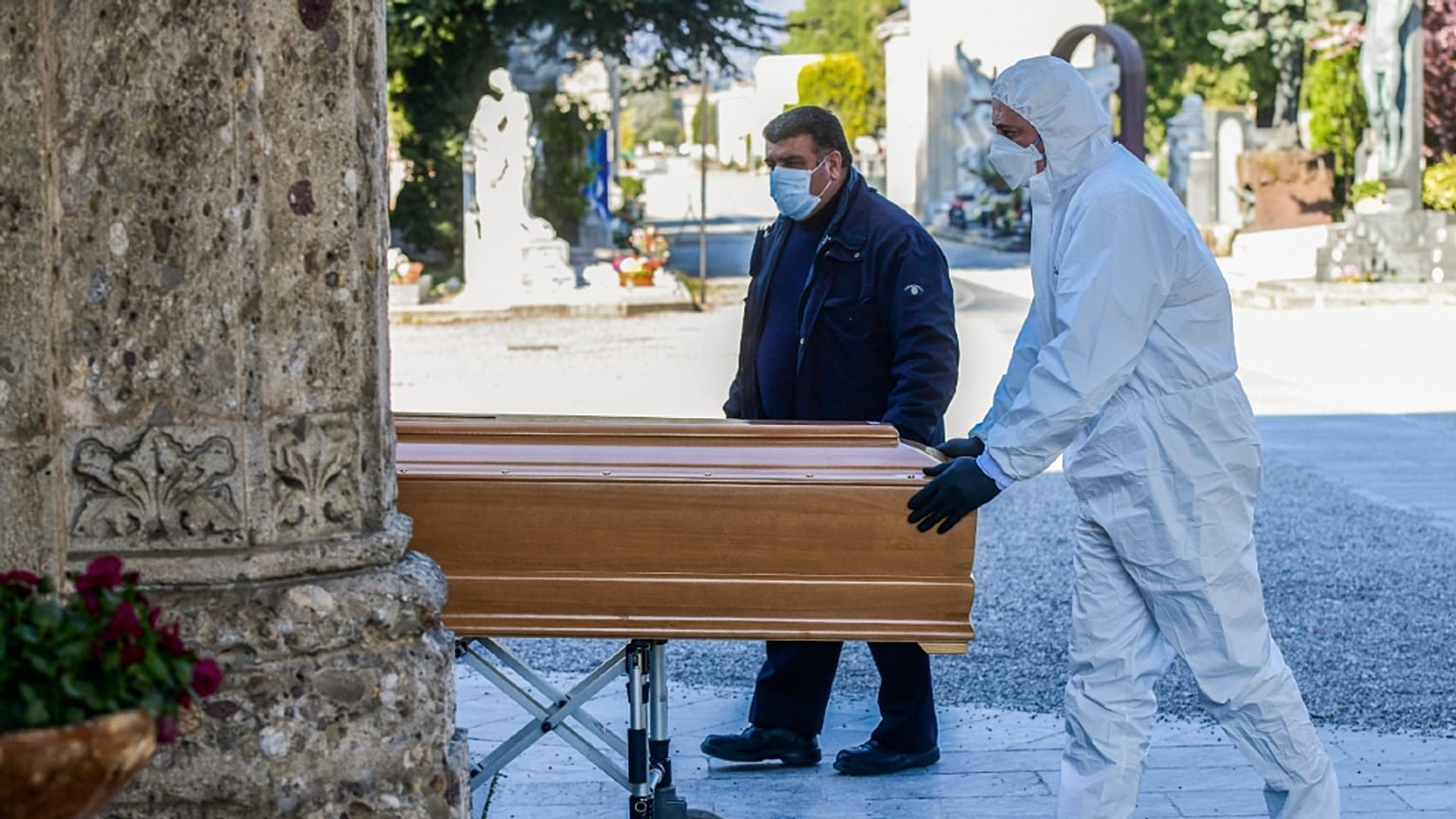 İngiltere'de Koronavirüs Yasası'nın 'cenaze işlemleri' maddesi tartışma yarattı