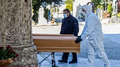 İngiltere'de Koronavirüs Yasası'nın 'cenaze işlemleri' maddesi tartışma yarattı