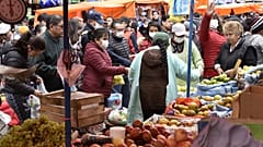 La gente compra en un lugar concurrido en La Paz el 21 de marzo de 2020