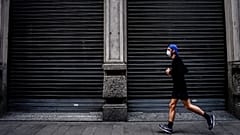 Un homme court à Milan le 15 mars 2020