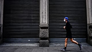 Un homme court à Milan le 15 mars 2020