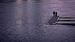 Ein Paar steht auf einem Steg am Rhein, Frankfurt Sonntag 22. März 2020