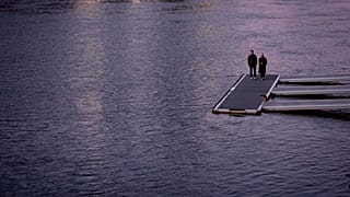 Ein Paar steht auf einem Steg am Rhein, Frankfurt Sonntag 22. März 2020
