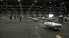 Kranke behandeln in Messehallen und auf Flugzeugträgern