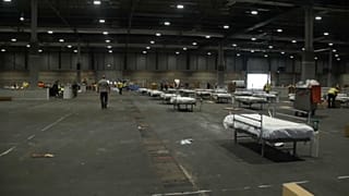 Kranke behandeln in Messehallen und auf Flugzeugträgern