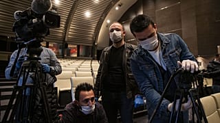  CHP’nin açıkladığı yeni tip koronavirüse yönelik (Covid-19) mücadele programı için toplantı öncesi yoğun önlemleri alındı. Gazeteciler de maske kullandı.