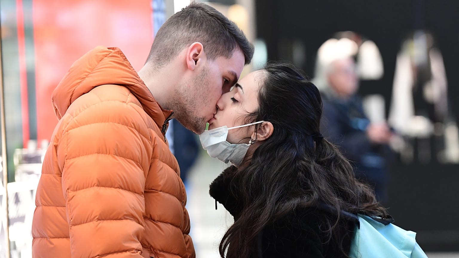 Un couple s'embrasse dans la gare centrale de Milan le 8 mars 2020