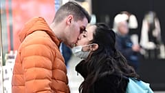 Un couple s'embrasse dans la gare centrale de Milan le 8 mars 2020