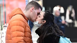 Un couple s'embrasse dans la gare centrale de Milan le 8 mars 2020