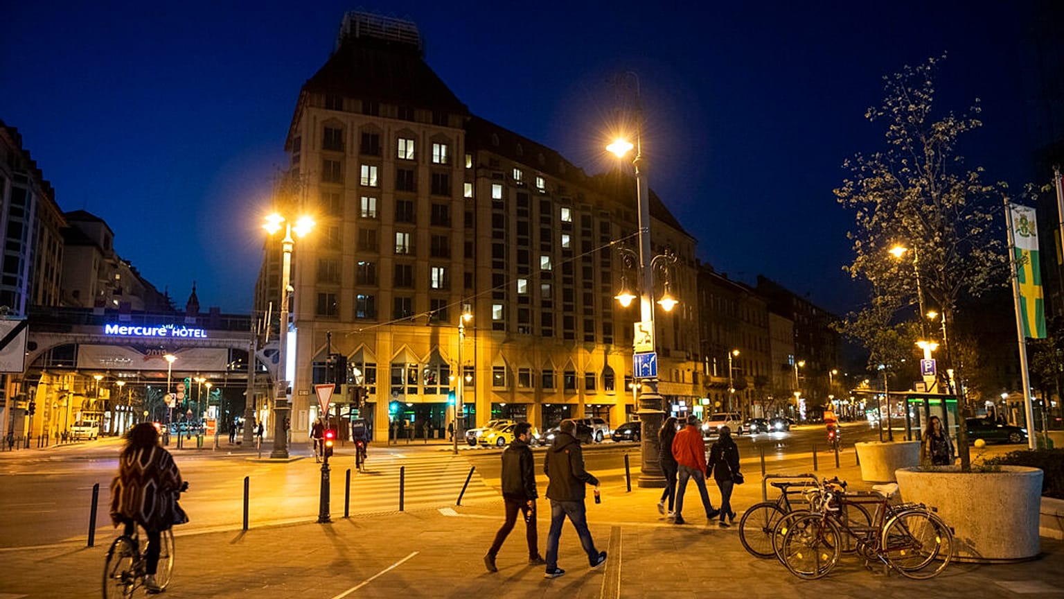 Az üres szállodák szív alakú világítása is jelzi, hogy sok állás került veszélybe