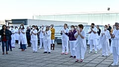 Des membres du personnel de l'hôpital de Compiègne rendent hommage au docteur Razafindranazy, mort du Covid-19, le 23 mars 2020