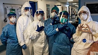 Un grupo de enfermeros posan con sus equipos 