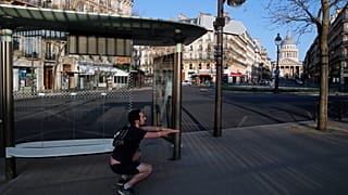Paseos, reuniones y escupitajos: Los rebeldes del coronavirus que rompen las reglas en Europa