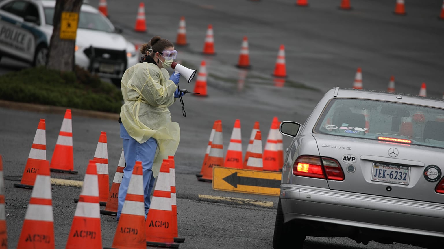 Amerika'nın VVirginia eyaletinde sürücülere uygulanmak üzere geçici Covid-19 test sahaları oluşturuldu. 