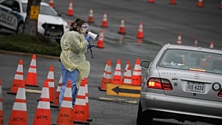 Amerika'nın VVirginia eyaletinde sürücülere uygulanmak üzere geçici Covid-19 test sahaları oluşturuldu. 