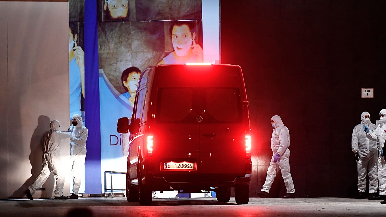 Des membres de l'armée espagnole accueillant un fourgon arrivant au "Palacio de Helio" à Madrid, le 23 mars 2020.  