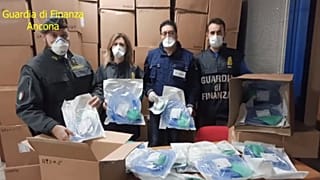 Coronavirus: la Finanza ha sequestrato migliaia di componenti per respiratori destinati alla Grecia