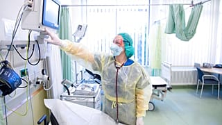 A nurse in Dresden prepares an intensive car unit bed.