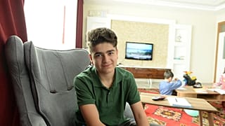 Koronavirüs sebebiyle Türkiye'de uzaktan eğitime geçildi. Ergenler ve gençler evden dersleri takip ediyor
