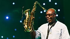 El saxofonista Manu Dibango muere en Francia de coronavirus