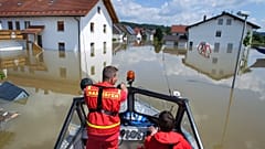 Miembros de la Asociación Alemana de Salvavidas patrullan a bordo de un barco por las calles inundadas de Deggendorf, Baviera, 5 de junio de 2013 