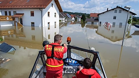 Miembros de la Asociación Alemana de Salvavidas patrullan a bordo de un barco por las calles inundadas de Deggendorf, Baviera, 5 de junio de 2013 