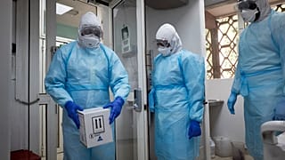 طاقم طبي في مستشفى غابريال توري في العاصمة السنيغالية باماكو