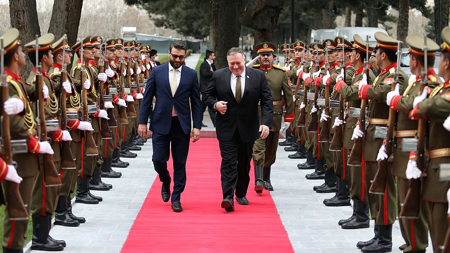 ABD Dışişleri Bakanı Pompeo Kabil ziyaretinde Afganistan Ulusal Güvenlik Danışmanı Hamdullah Mohib tarafından karşılandı