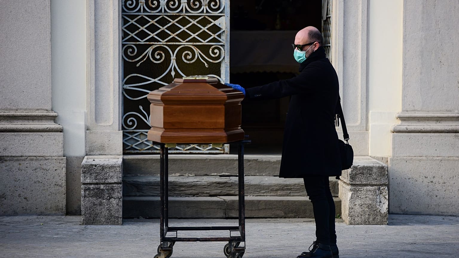 Sin parar y sin protección: Las funerarias de Bérgamo abrumadas por las muertes del Covid-19
