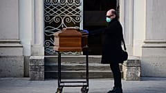 Sin parar y sin protección: Las funerarias de Bérgamo abrumadas por las muertes del Covid-19