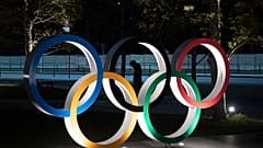 Japonya'nın başkenti Tokyo'daki Ulusal Stadyuma konulan Olimpiyat Halkaları