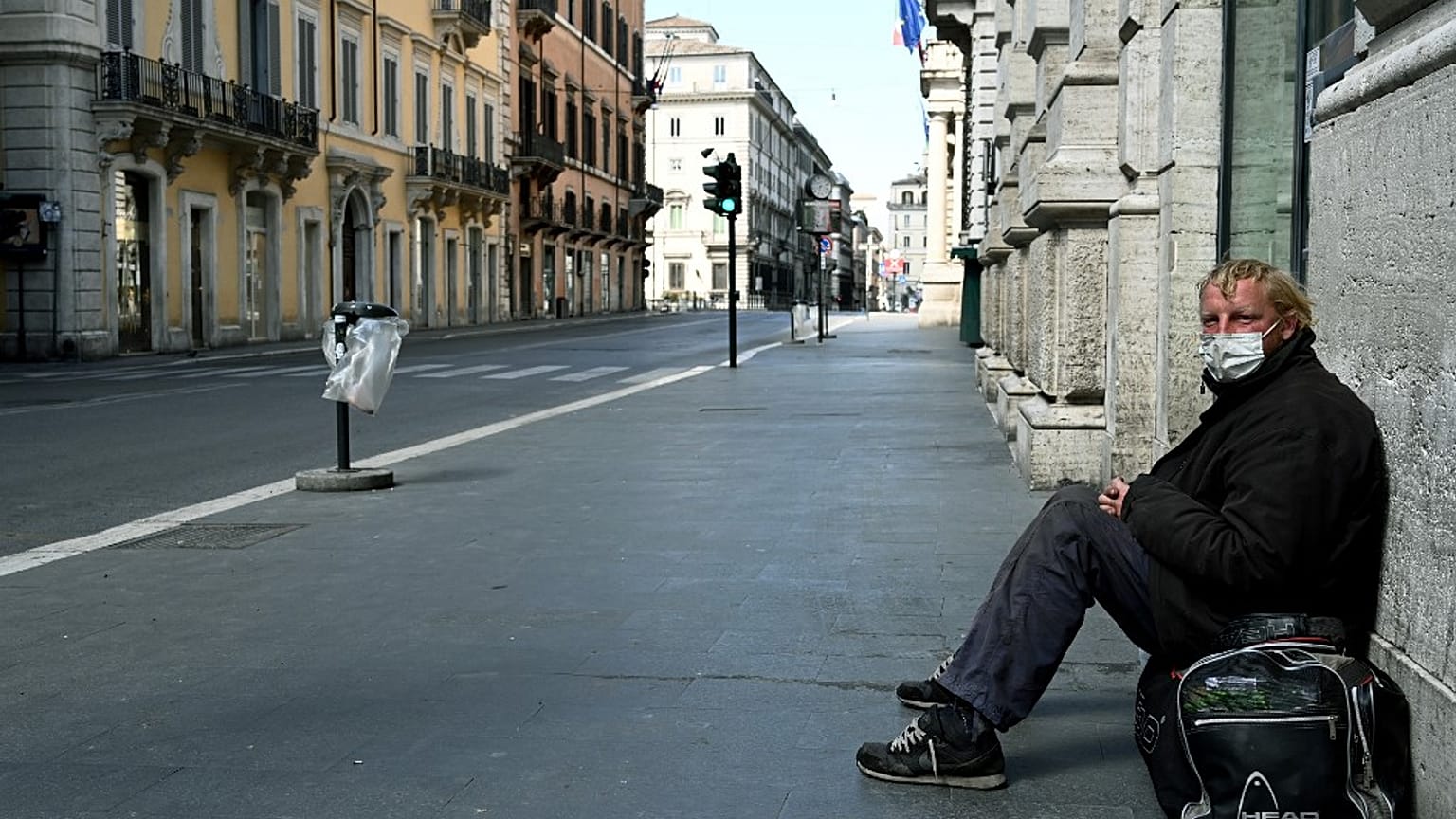 Un 'sin techo' en Via del Corso en Roma
