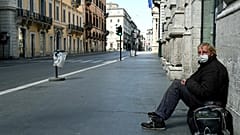 Un 'sin techo' en Via del Corso en Roma