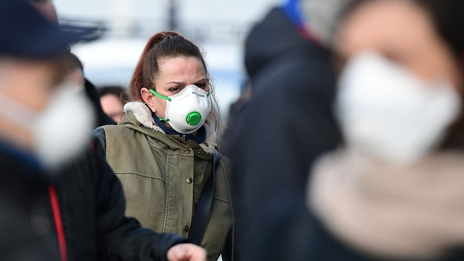 Maske takan insanlar