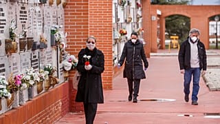 Des proches de victimes du coronavirus dans un cimetière au sud de Madrid, le 23 mars 2020