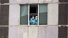 Trabajadores médicos con mascarillas en el hospital La Paz en Madrid, España.