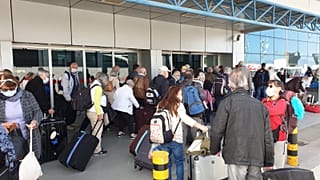 Kuzey Kıbrıs Türk Cumhuriyeti'nde Covid-19 sebebiyle karantina altında bulunan turist kafileleri ülkelerine bu sabah dönmeye başladı