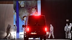 Miembros de la Unidad Militar de Emergencia (UME) trasladan los  primeros cuerpos en el Palacio de Hielo. 