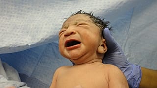 الولادة في زمن كورونا.. نساء تعشن بين الخوف والكآبة
