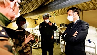 Emmanuel Macron visitant l'hôpital de campagne déployé par l'armée française à Mulhouse, le 25 mars 2020.