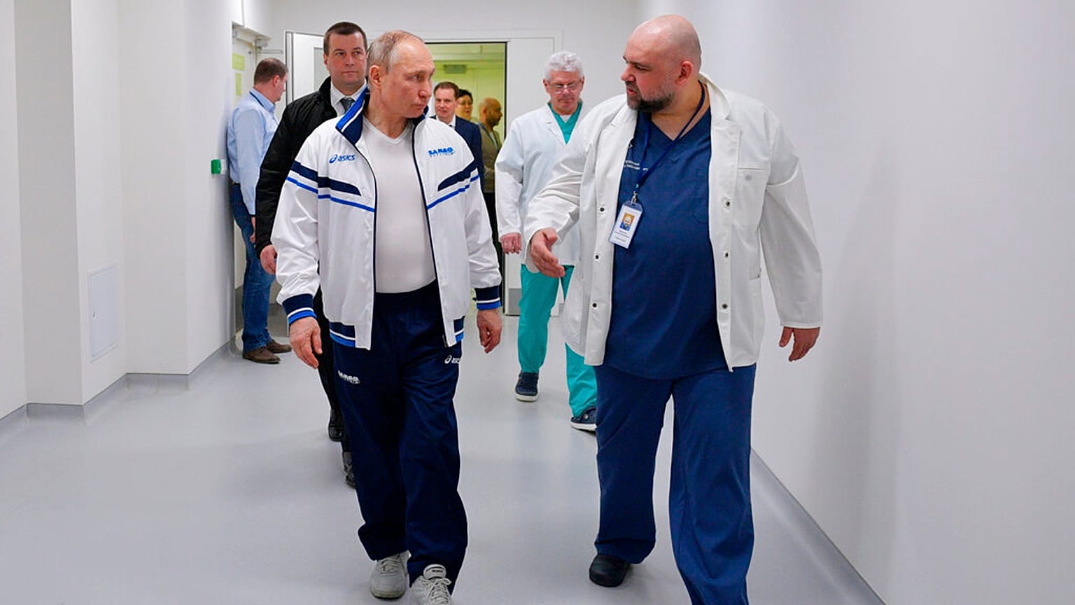 Wladimir Putin mit dem Klinikleiter